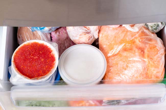¿Se puede volver a congelar la carne descongelada a temperatura ambiente?