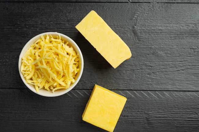 Qué son las manchas blancas en el queso cheddar