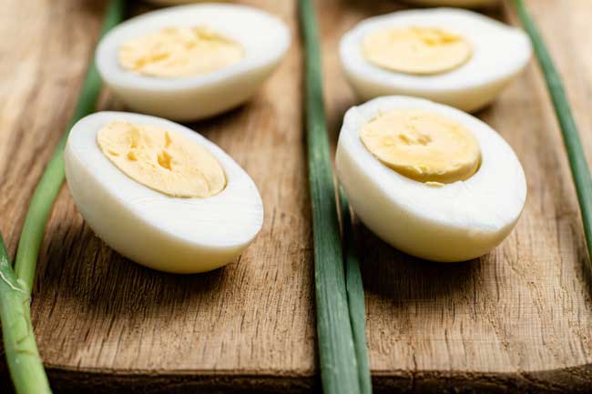 ¿Se puede salvar un huevo roto mientras hierve?