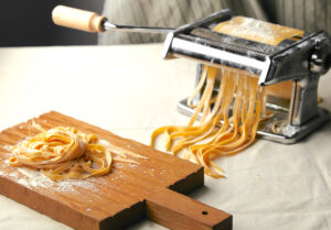 Pasta tagliatelle italiana hecha a mano con máquina de pasta.