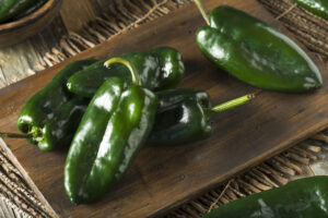 Chiles poblanos orgánicos verdes crudos listos para cocinar.