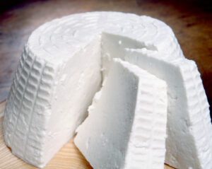 Queso ricotta italiano, un queso blando parecido al requesón elaborado con suero de leche de oveja y utilizado principalmente en la elaboración de postres.