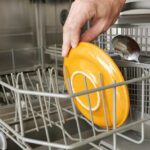 Por qué su lavavajillas deja restos de grasa en los platos