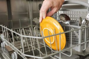 Por qué su lavavajillas deja restos de grasa en los platos