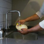¿Puedes lavar tus platos usando solo agua?