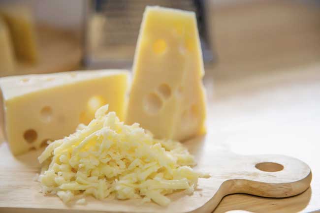 ¿Cómo hacer que el queso rallado no se pegue?