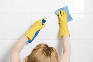 9 trucos para limpiar los azulejos del baño