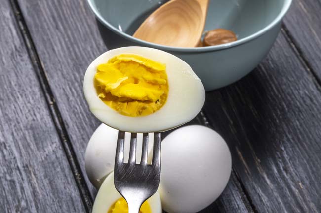 ¿Se pueden dejar los huevos duros fuera de la nevera durante la noche?