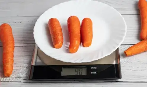 Tres zanahorias en una báscula de cocina