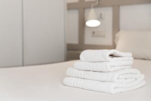 ¿Cómo mantienen los hoteles las toallas blancas?